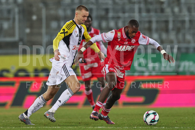 Austrian Bundesliga: Grazer AK 1902 vs LASK | GRAZ, AUSTRIA, 13.DEC.25 - SOCCER - ADMIRAL Bundesliga, Grazer AK 1902 vs LASK. The image shows Sasa Kalajdzic (Lask) and Sadik Fofana (GAK).