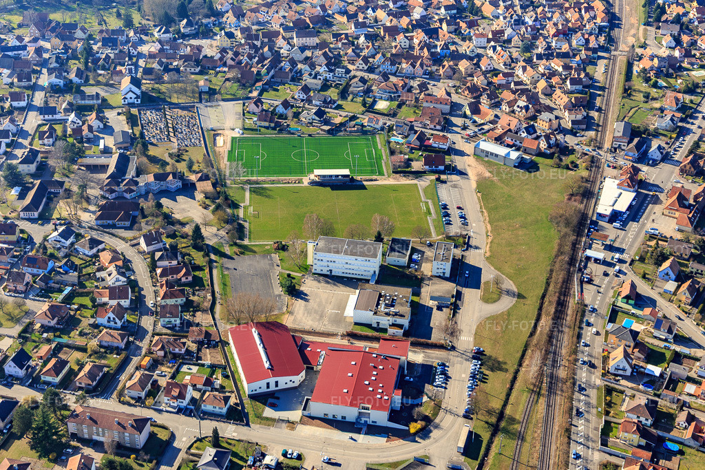 Vue aérienne: Terrain de football de Mertzwiller, Collège Jacques Tati et Espace Stéphane Grappelli à Mertzwiller dans le département Bas Rhin, France – .Photo: IMG_097476.jpg prise le 16/03/2017 par Werner Riehm/FLY-FOTO.eu – Résolution de l'original: 5472 x 3648 px – Mertzwiller