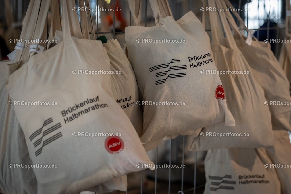 44. Kölner Brückenlauf; Koeln, 14.09.25 | Impressionen vom 44. Kölner Brückenlauf am 14.09.25 am Schokoladenmuseum in Koeln. Foto: BEAUTIFUL SPORTS/Leah Kohring