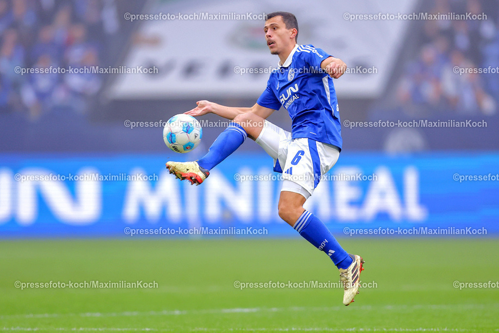 Schalke10112401029 | 10.11.2024, Fußball, FC Schalke 04 - SSV Jahn Regensburg, 2. Fußball Bundesliga, Veltins-Arena Gelsenkirchen, Saison 2024 2025: Ron Schallenberg (S04 #6)DFB regulations prohibit any use of photographs as image sequences and or quasi-video.