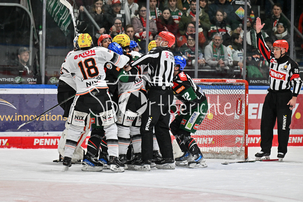 Augsburger Panther - Löwen Frankfurt  | ein fight zwischen Cameron BRACE (Löwen Frankfurt #86) und Riley McCOURT (Augsburger Panther #72) / Kampf / Faustkampf / DEL: Augsburger Panther - Loewen Frankfurt, Curt Frenzel Stadion am 12.01.2025