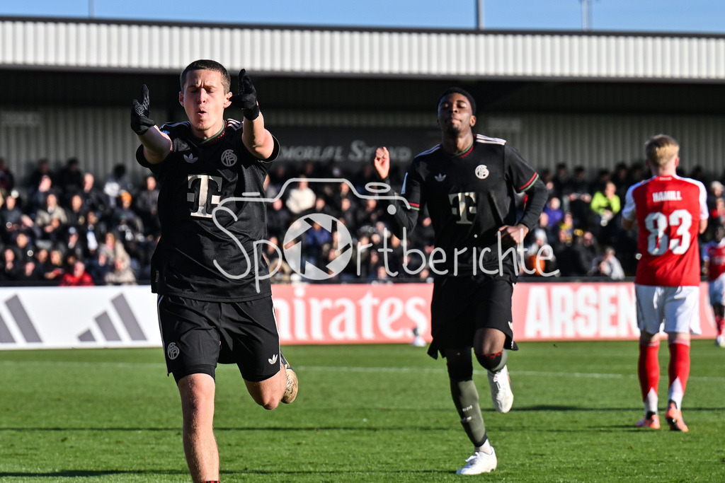 Arsenal London U19 - FC Bayern München U19 | BOREHAMWOOD, ENGLAND - 26. NOVEMBER: Jubel der Bayern nach dem Treffer zum 0-1 durch Yll GASHI (FC Bayern München U19 9) / Tor / Torschuetze / Freude / Happy / beim Ligaspiel zwischen der U19 von Arsenal London und der U19 des FC Bayern München am 5. Spieltag der UEFA Youth League im Meadow Park am 26.11.2025