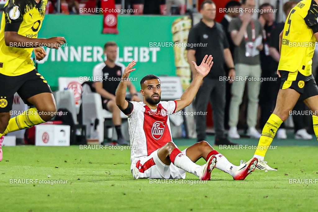 Rot-Weiss Essen - Borussia Dortmund | Essen, Deutschland, 18.08.2025Ramien Safi  (Rot-Weiss Essen) gestikuliertwährend des DFB Pokal Spiels zwischen Rot-Weiss Essen- Borussia Dortmund im Stadion an der Hafenstraße am 18.08.2025 in Essen. (Foto von Timo Bluhmki-Schmidt/Brauer Fotoagentur