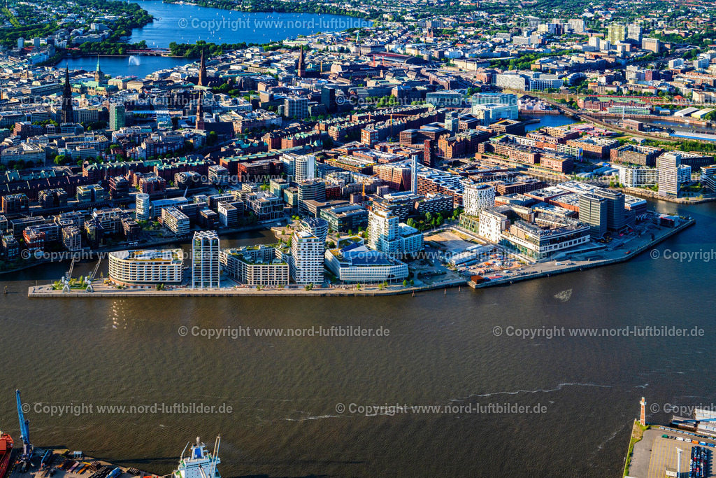Hamburg_Hübenerkai_Strandhöft_Strandkai_Westfield_Hafencity_ELS_8205160625 | HAMBURG 16.06.2025 Mehrfamilienhaus- Wohnanlage der " DC DEVELOPMENTS GMBH & CO. KG " am Strandkai im Ortsteil HafenCity in Hamburg, Deutschland. Weiterführende Informationen bei: AUG. PRIEN Immobilien  Gesellschaft für Projektentwicklung mbH,  DC Developments GmbH & Co. KG,  Hadi Teherani Architects GmbH,  Ingenhoven architects GmbH,  KoHa Bauausführungen und Immobilien GmbH,  LRW Architekten und Stadtplaner Loosen, Rüschoff + Winkler  PartG mbB,  leonwohlhage Gesellschaft von Architekten mbH. // Multi-family residential complex of "DC DEVELOPMENTS GMBH & CO. KG" on Strandkai in the HafenCity district of Hamburg, Germany. Further information at: AUG. PRIEN Immobilien  Gesellschaft fuer Projektentwicklung mbH,  DC Developments GmbH & Co. KG,  Hadi Teherani Architects GmbH,  Ingenhoven architects GmbH,  KoHa Bauausfuehrungen und Immobilien GmbH,  LRW Architekten und Stadtplaner Loosen, Rueschoff + Winkler  PartG mbB,  leonwohlhage Gesellschaft von Architekten mbH. Foto: Martin Elsen