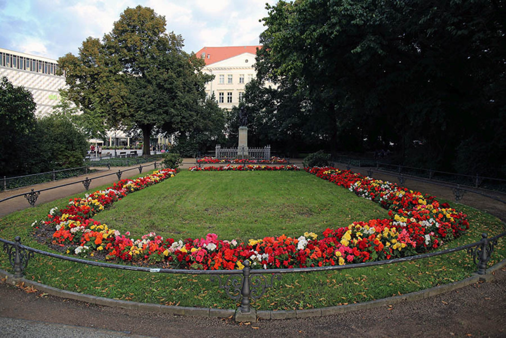 Foto: Leipzig - Hahnemann-Denkmal | Das Team hinter BILDLEXIKON LEIPZIG bündelt historische wie aktuelle Informationen über die Stadt Leipzig in Text und Bild auf einer Plattform und stellt diese der interessierten Öffentlichkeit zur Verfügung.