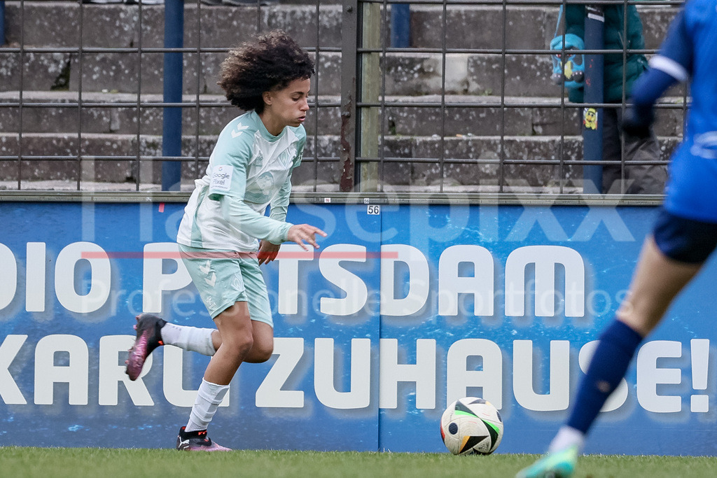 Fussball, Google Pixel Frauen-Bundesliga, 1. FFC Turbine Potsdam - SV Werder Bremen | v.li.: Amira Arfaoui (SV Werder Bremen, 8) am Ball, Freisteller, Einzelbild, Ganzkörper, Aktion, Action, Spielszene, DIE DFB-RICHTLINIEN UNTERSAGEN JEGLICHE NUTZUNG VON FOTOS ALS SEQUENZBILDER UND/ODER VIDEOÄHNLICHE FOTOSTRECKEN. DFB REGULATIONS PROHIBIT ANY USE OF PHOTOGRAPHS AS IMAGE SEQUENCES AND/OR QUASI-VIDEO.