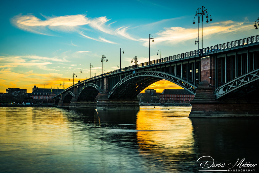 Theodor-Heuss-Brücke in Mainz | Die Theodor-Heuss-Brücke verbindet über den Rhein die Landeshauptstadt Mainz mit dem Ortsbezirk Mainz-Kastel von Wiesbaden. 
