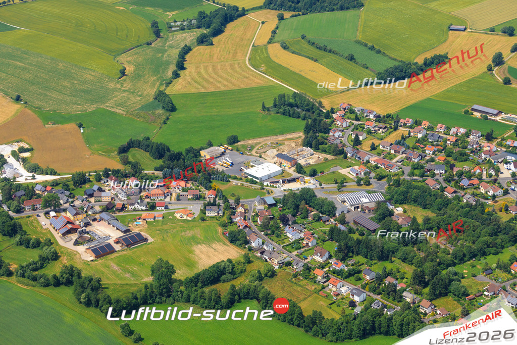 Die Luftaufnahme Schoenbrunn - Wunsiedel wurde vom UL-Flugzeug (keine Drohne) aus fotografiert.Hohe Druck- Auflösung-die Geschenkidee!