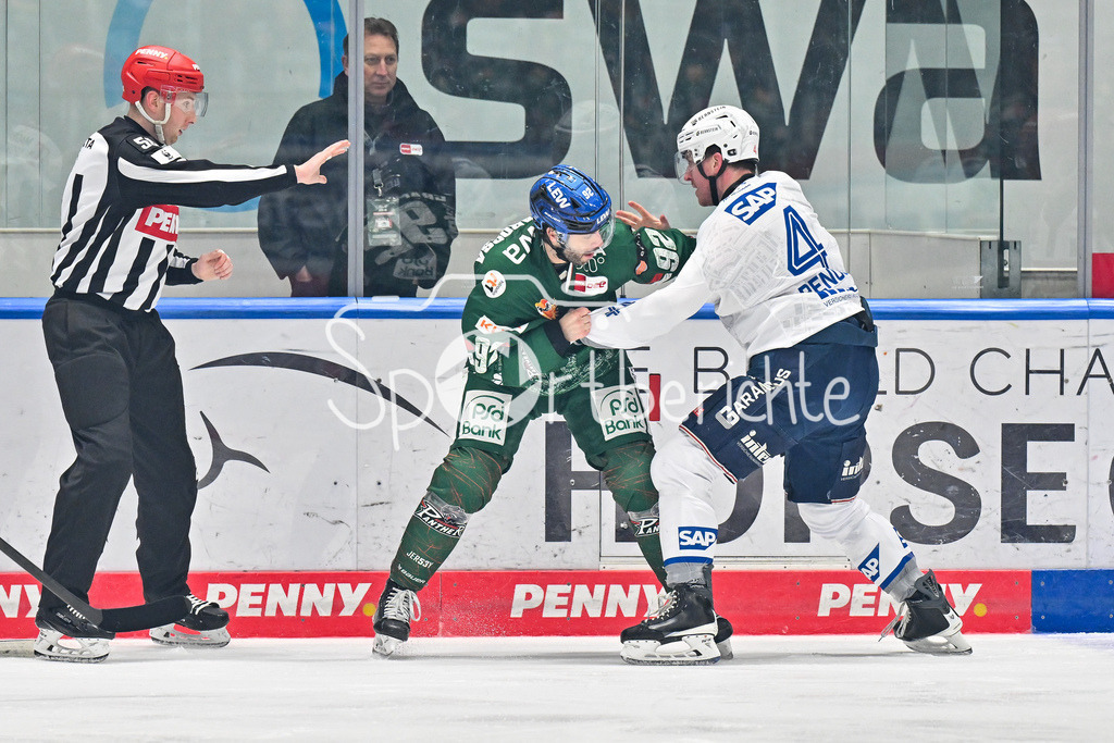 Augsburger Panther - Adler Mannheim | AUGSBURG, GERMANY - 28. DECEMBER: im Bild der Faustkampf zwischen Dan RENOUF (Adler Mannheim 4) und Joseph CRAMAROSSA (Augsburger Panther 92) / Fight / Kampf / Kämpfen / Schlägerei während dem Match zwischen den Augsburger Panthern und den Adler Mannehim am 33. Spieltag der Penny DEL im Curt Frenzel Stadion