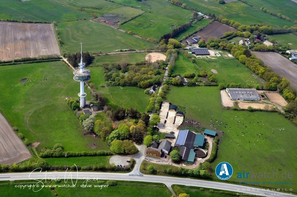 Luftbild - Der Stollberg bei Bredstedt in Nordfriesland | Seit April 2002 ist das Gebiet als Naturerlebnisraum Stollberg ausgewiesen.  Es umfasst rund 380 Hektar und bietet Wanderwege, interaktive Naturstationen, einen Naturspielplatz sowie archäologische Spuren wie ein eisenzeitliches Kulissendorf. In der Nähe befindet sich zudem die historische Stollbergquelle, die früher als heilig galt. 