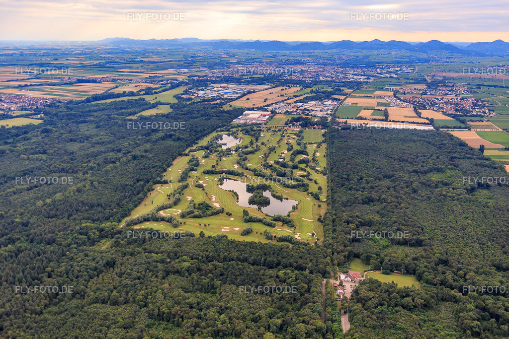 Golfanlage Landgut Dreihof - GOLF absolute aus Osten https://www.golf-absolute.de/landau-essingen/ | Luftbild: Golfanlage Landgut Dreihof - GOLF absolute aus Osten https://www.golf-absolute.de/landau-essingen/ im Ortsteil Niederhochstadt in Hochstadt im Bundesland Rheinland-Pfalz in Deutschland. Foto: IMG_092160.jpg vom 16.07.2016 durch Werner Riehm/FLY-FOTO.de - Realisiert mit Pictrs.com