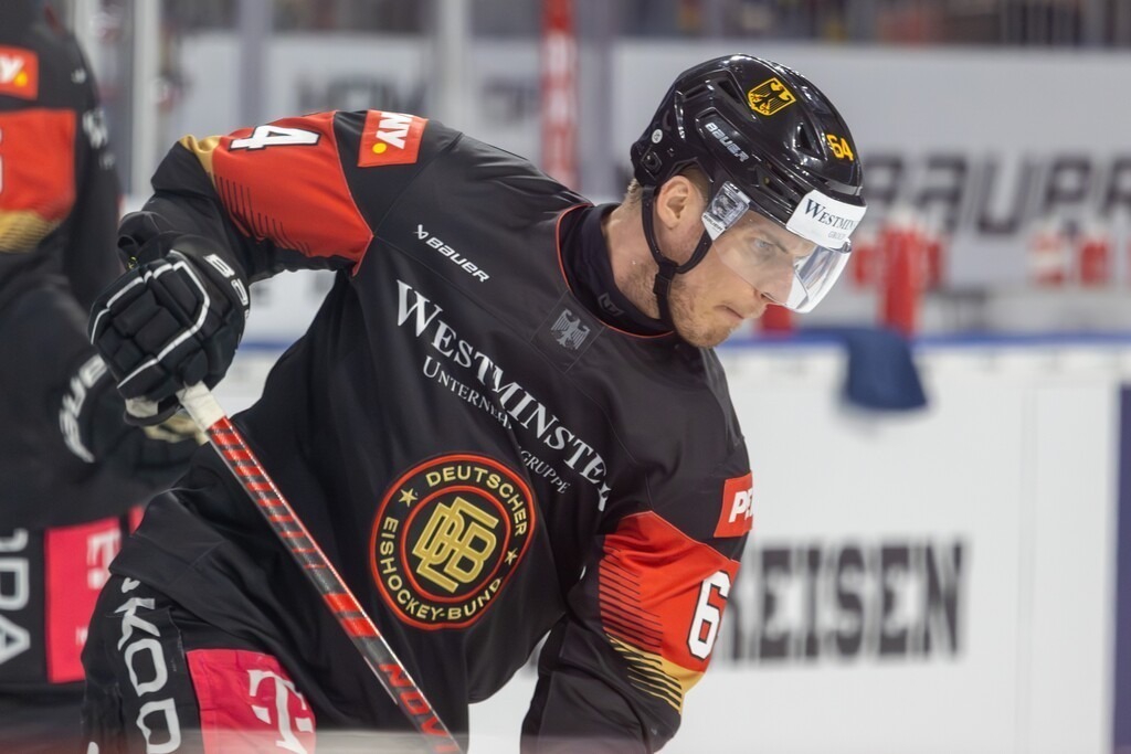 Eishockey-Länderspiel Deutschland gegen USA in Mannheim (letztes Vorbereitungsspiel vor der WM in der Schweiz) | Eishockey-Länderspiel Deutschland gegen USA in Mannheim (letztes Vorbereitungsspiel vor der WM in der Schweiz)***Marcus Weber (64, Deutschland) beim Warm-Up - Realisiert mit Pictrs.com