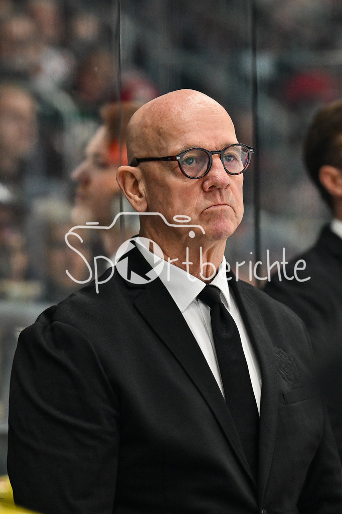 Augsburger Panther - Löwen Frankfurt | Im Bild Tom ROWE headcoach Löwen Frankfurt / Einzelfoto / Freisteller beim match zwischen den Augsburger Panthern und den Löwen Frankfurt am 8. Spieltag der Penny DEL im Curt Frenzel Stadion am 19.10.2025
