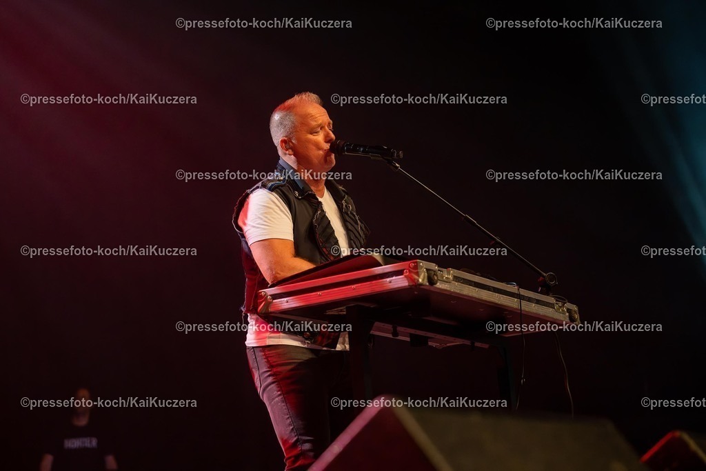 KKU25012501109 | 25.01.2025, xkkux, Düsseldorf, Karnevalsveranstaltung - Die Lachende in der Mitsubishi Electric HALLE. Die Band Höhner performt bei ihrem Auftritt. Im Bild MICKI SCHLÄGER