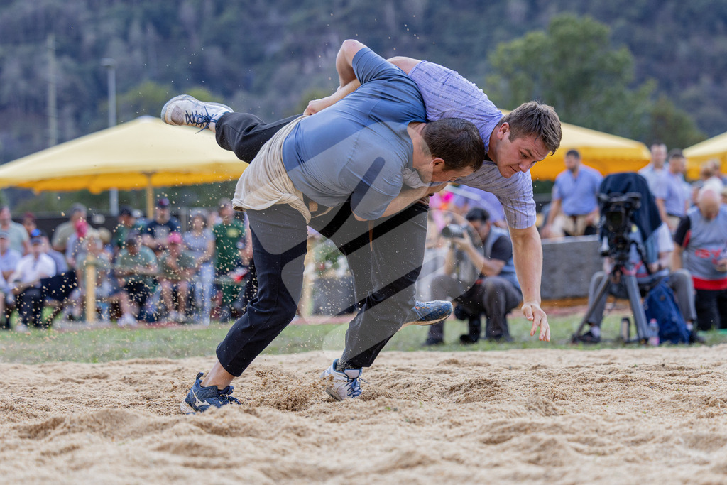 TESSINER2025_06_Gang_1458 | Die Schwinger des Schwyzer Kantonalen Schwingerverbandes: Fotos, die Dynamik und Leidenschaft festhalten, sowie emotionale Momente aus dem traditionellen Schwingsport zeigen. - Realisiert mit Pictrs.com