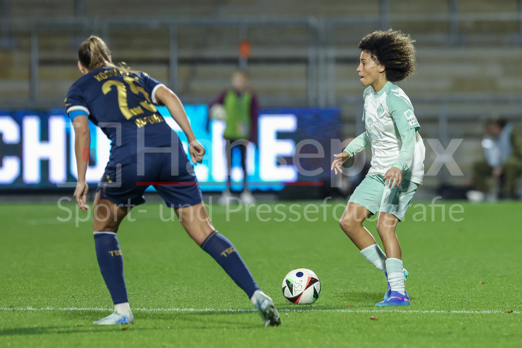 Fussball, Google Pixel Frauen-Bundesliga, TSG 1899 Hoffenheim - SV Werder Bremen | v.li.: Amira Arfaoui (SV Werder Bremen, 8) am Ball, Einzelbild, Ganzkörper, Aktion, Action, Spielszene, DIE DFB-RICHTLINIEN UNTERSAGEN JEGLICHE NUTZUNG VON FOTOS ALS SEQUENZBILDER UND/ODER VIDEOÄHNLICHE FOTOSTRECKEN. DFB REGULATIONS PROHIBIT ANY USE OF PHOTOGRAPHS AS IMAGE SEQUENCES AND/OR QUASI-VIDEO.