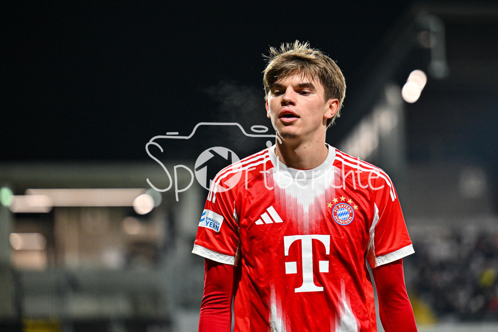 FC Bayern Amateure - SpVgg Unterhaching | MÜNCHEN, DEUTSCHLAND - 24. FEBRUAR: im Bild Guido DELLA ROVERE (FC Bayern München II 10) / Einzelfoto / Freisteller während dem Spiel zwischen den Amateuren des FC Bayern München und der SpVgg Unterhaching am 25. Spieltag der Regionalliga Bayern im Grünwalder Stadion