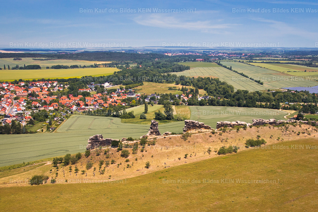 Teufelsmauer_Weddersleben_Neinstedt_Harz_6220 | Die Teufelsmauer im Landkreis Harz in Sachsen-Anhalt ist eine aus harten Sandsteinen der oberen Kreide bestehende Felsformation im nördlichen Harzvorland. Im Hintergrund ist Weddersleben bei Neinstedt.  - Realisiert mit Pictrs.com