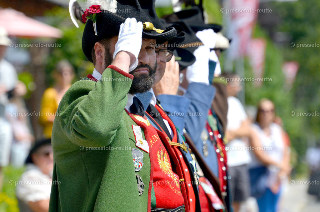 TRIBUENE-news-2022-Juli24-Bezirksschuetzenfest-Elbigenalp-D51-DSC_1168 | Info aus dem Bezirk Reutte/Ausserfern Tirol sowie eine umfangreiche Bilddatenbank über die gesamte Region: Lechtal, Talkessel Reutte, Tannheimertal, Zwischentoren. Lech, Plansee, Zugspitze, Grenztunnel, B179, Fernpassstraße, Verkehr, Lawinen, Tradition, - Realisiert mit Pictrs.com