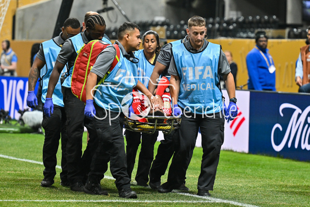 Paris Saint Germain - FC Bayern München | der schwer verletzte Jamal MUSIALA (FC Bayern Muenchen 42) wird mit einer Trage vom Platz gebraucht / FIFA Club World Cup: Paris Saint Germain - FC Bayern Muenchen, Mercedes Benz Stadium am 05.07.2025 / NOT FOR SALE IN USA