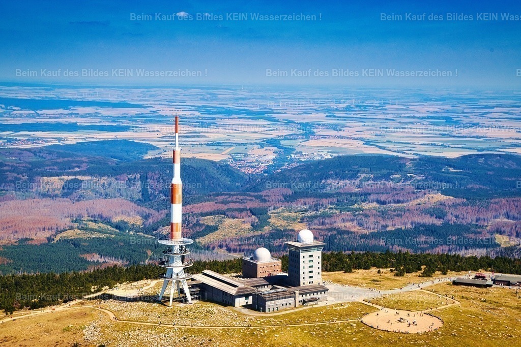 Wetterstation_Brocken_Harz_Ilsenburg_8413 | Wetterstation auf dem Brocken im Hintergrund Ilsenburg - Realisiert mit Pictrs.com