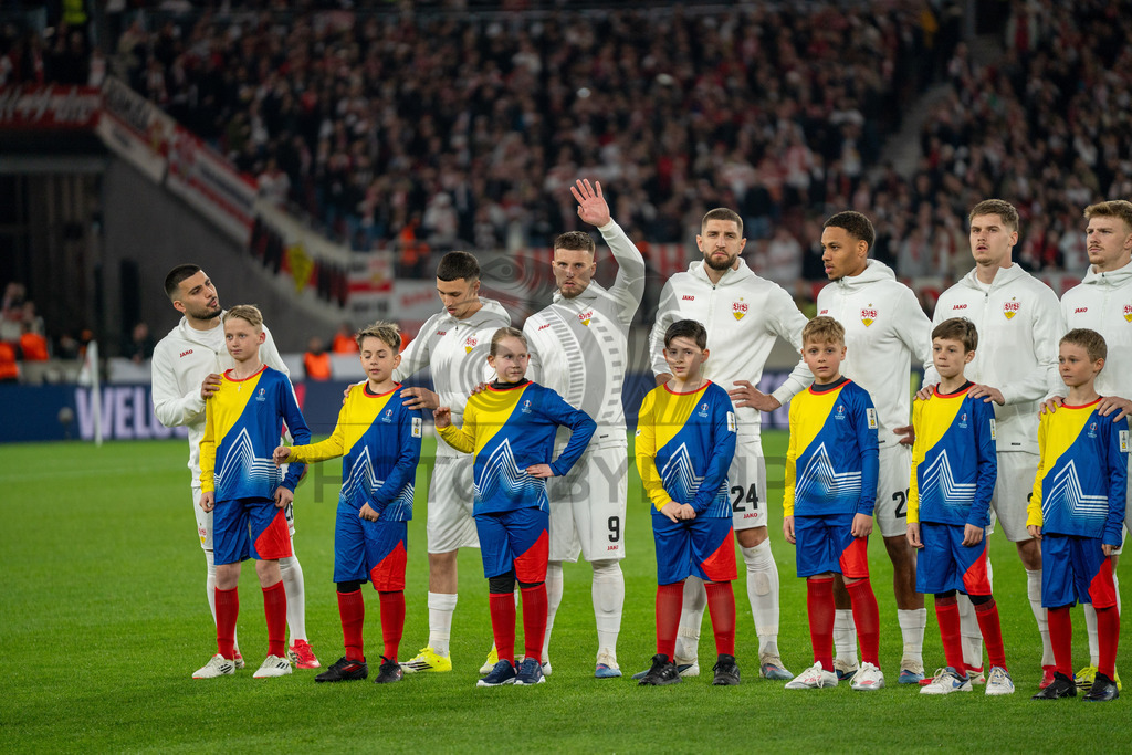 VfB Stuttgart vs. FC Porto, Fussball, Europa League, Achtelfinale, Hinspiel, 12.03.2026 | VfB Stuttgart beim Einlaufen, Ermedin Demirovic (VfB Stuttgart, #09) im Fokus,VfB Stuttgart vs. FC Porto, Fussball, Europa League, Achtelfinale, Hinspiel, 12.03.2026Foto: photosbyphips/Philip Ziegler