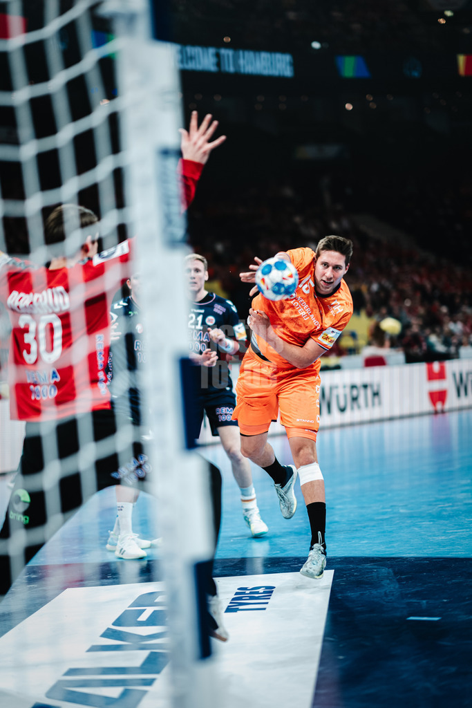 Handball | Herren | EHF EURO 2024 | European Championshop Men 2024 Final Tournament | Norwegen vs. Niederlande | 19.01.2024 | Lars Kooij (#15, Holland, NED) beim Wurf aufs Tor