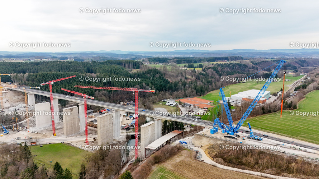 Westautobahn_ A1_ Aurachtalbruecke_ 11.03.2024-22 | 11.03.2024, Aurachkirchen, AUT, Westautobahn, A1, Aurachtalbruecke, im Bild Baustelle, Bruecke, Uebergang, Tal, Kran, Kraene, Schwerlastkran, Felbermayr, Sanierung, Asfinag, Baugeraete, Bagger, Verkehr, Drohne, Luftbild