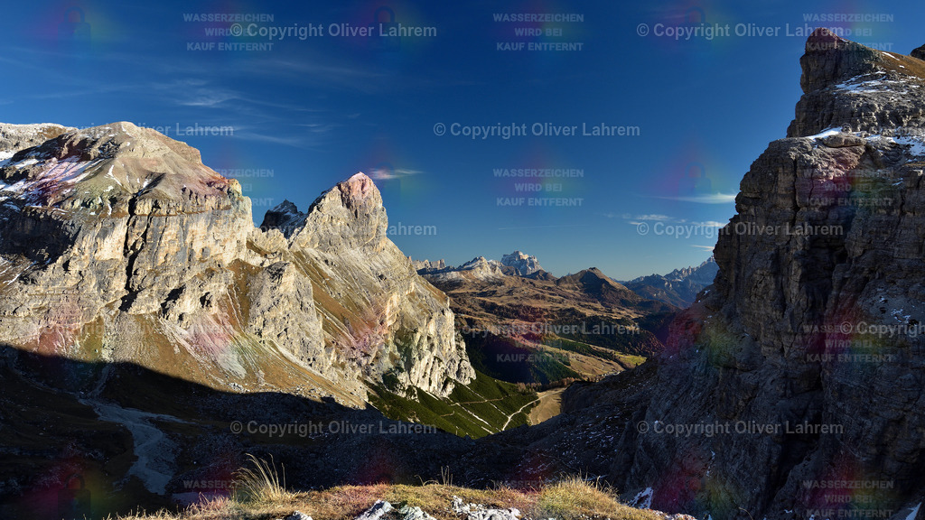 Panoramablick von der Ciampei | Blick von der Forcella di Ciampei  auf den Sassongher und im Hintergrund dthen der Pelmo und Civetta unter blauem Herbsthimmel.