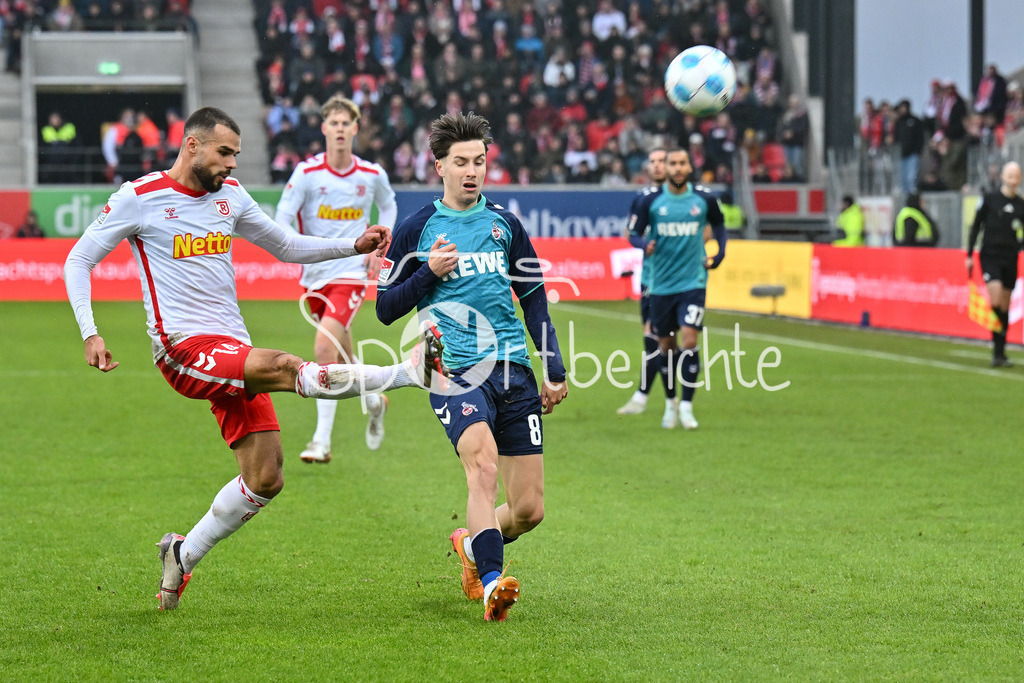 SSV Jahn Regensburg - 1. FC Köln | Robin ZIEGELE (SSV Jahn Regensburg 14) ist vor Dejan HUSEINBASIC (1. FC Koeln 8) am Ball / 2. Bundesliga: SSV Jahn Regensburg - 1. FC Koen, Jahnstadion am 08.12.2024