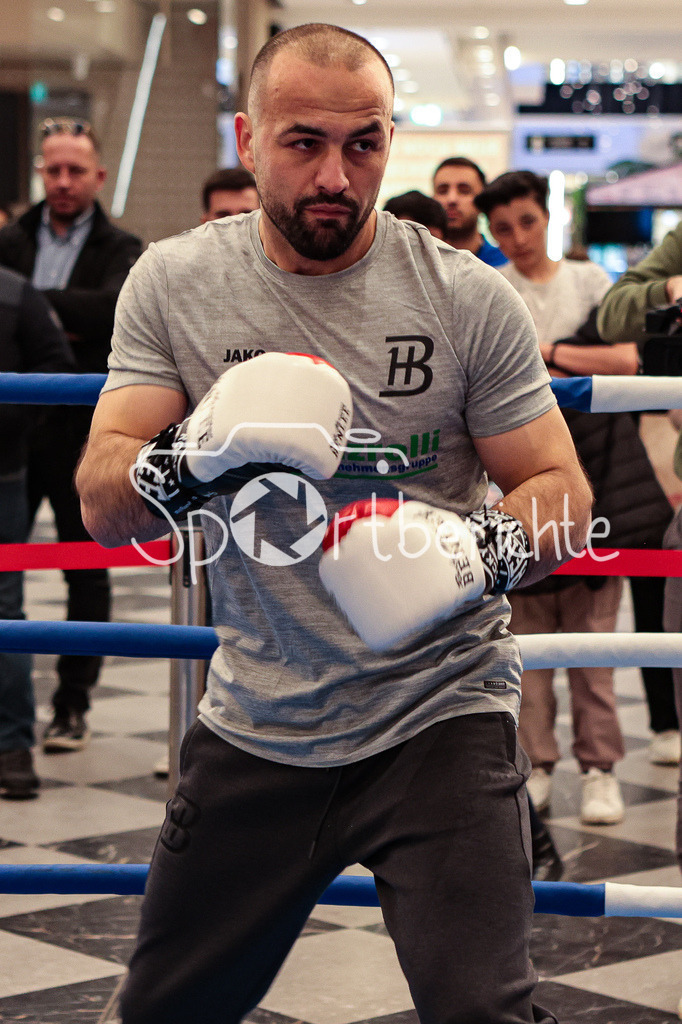 Profi - Box - Gala / Show Training | Shefat ISUFI in Aktion beim Showtraining in Muenchen