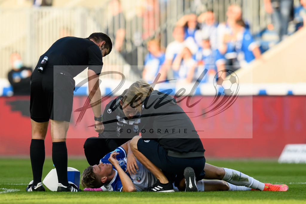 FCMFCK20210904_024 | Fussball, Herren: Luca Schuler (1. FC Magdeburg) wird behandelt beim Spiel der 3. Liga zwischen 1. FC Magdeburg und 1. FC Kaiserslautern in der MDCC-Arena am 04.09.2021 in Magdeburg, Deutschland.DFB / DFL REGULATIONS PROHIBIT ANY USE OF PHOTOGRAPHS AS IMAGE SEQUENCES AND/OR QUASI-VIDEO. - Realisiert mit Pictrs.com