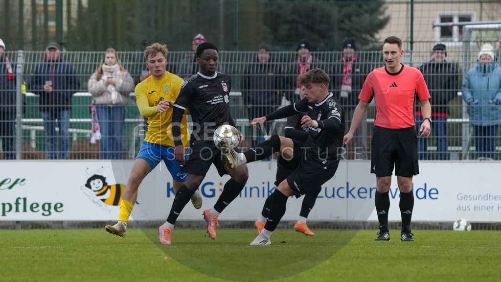 Fußball, Herren, Saison 2025/2026, Regionalliga Nordost, 18. Spieltag, FSV 63 Luckenwalde vs. FC Rot-Weiß Erfurt, Samstag 06.12.2025, Werner-Seelenbinder-Stadion Luckenwalde, | Fußball, Herren, Saison 2025/2026, Regionalliga Nordost, 18. Spieltag, FSV 63 Luckenwalde vs. FC Rot-Weiß Erfurt, Samstag 06.12.2025, Werner-Seelenbinder-Stadion Luckenwalde, Im Bild: Fabio Schneider (l. Luckenwalde), Benjika Caciel (m. Erfurt) und Lars Kleiner (r. Erfurt) - Realisiert mit Pictrs.com