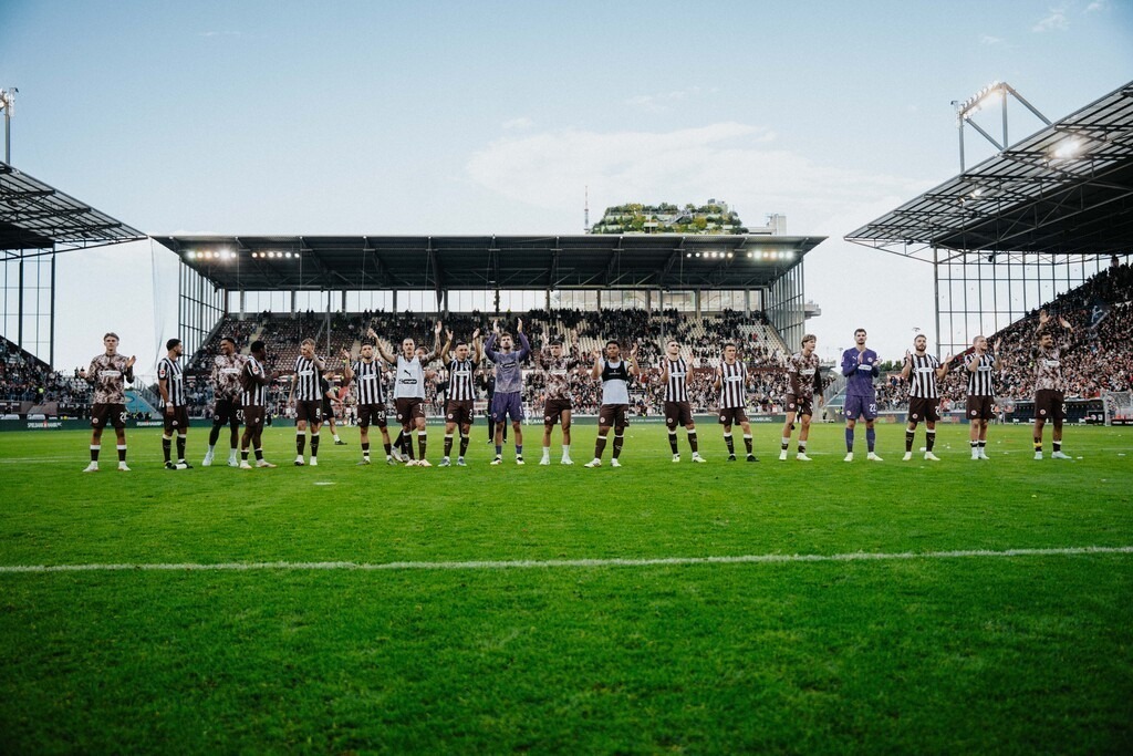 FCP03041 | Der offizielle Shop für FC St. Pauli Fotos. Wähle aus Spielszenen & Fanmomenten dein FCSP Wunschformat. Wir liefern Millerntor-Atmosphäre.