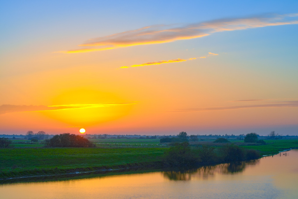 Sonnenuntergang im Speicherkoog | Der Speicherkoog im Kreis Dithmarschen (Schleswig-Holstein) ist ein Naturschutzgebiet, das einst aus der Nordsee erschlossen wurde. Das Bild entstand dort bei einem Sonnenuntergang im Herbst. — Auflösung des Originals: 6015 x 4010 px. - Realisiert mit Pictrs.com