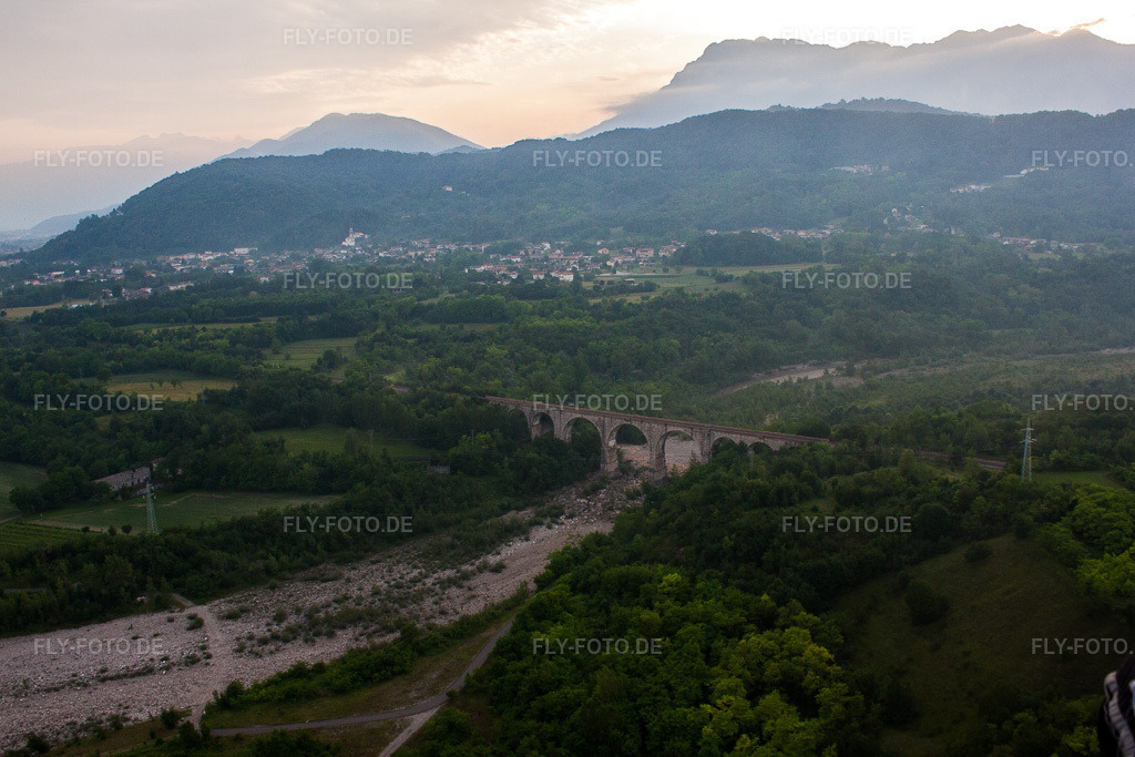Luftbild: Ortsansicht in Orgnese im Bundesland Friaul-Julisch Venetien in Italien. – Foto: IMG_50435.jpg vom 08.06.2012 durch Werner Riehm/FLY-FOTO.de – Auflösung des Originals: 4752 x 3168 px