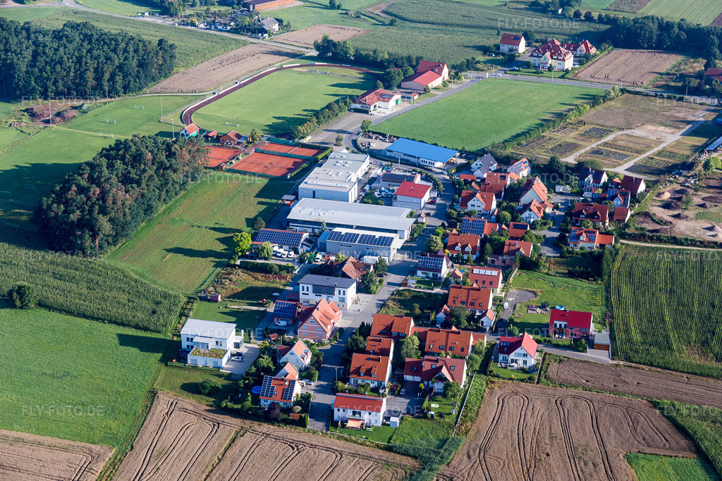 Luftbild: Gewerbegebiet und Firmenansiedlung Handwerkerring in Langensendelbach im Bundesland Bayern in Deutschland. – Foto: IMG_092648.jpg vom 07.08.2016 durch Werner Riehm/FLY-FOTO.de – Auflösung des Originals: 5472 x 3648 px