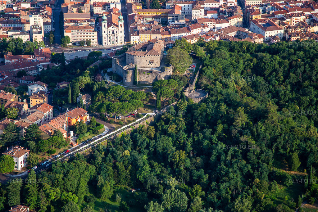 Vue aérienne: Château de Gorizia / Castello di Gorizia et Via Roma à Gorizia dans le département Gorizia, Italie. Photo: IMG_137615.jpg prise le 16/07/2023 par Werner Riehm/FLY-FOTO.eu – Résolution de l'original: 5063 x 3376 px