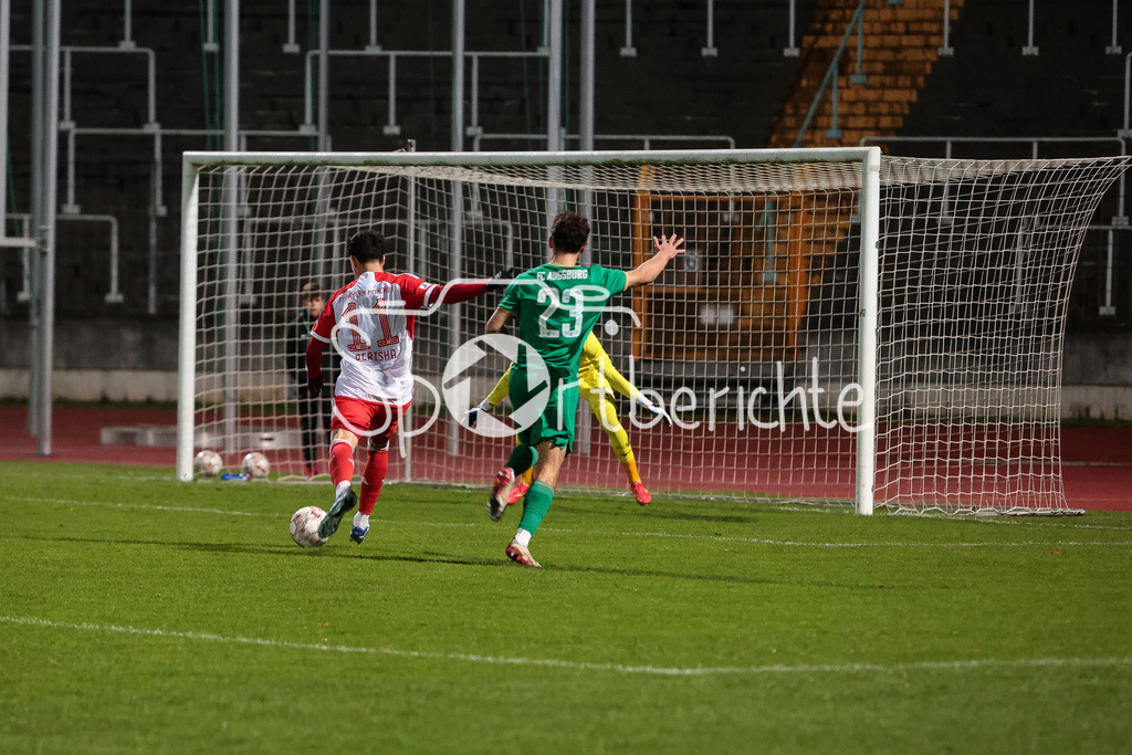 FC Augsburg II - FC Bayern Amateure | Dion BERISHA (FCB #11) auf dem Weg zum tor / Aaron ZEHNTER (FCA #23) / Marcel LUBIK (FCA #1)