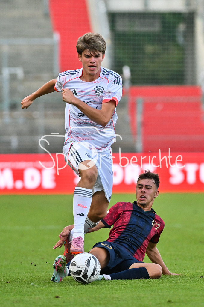 SpVgg Unterhaching - FC Bayern Amateure | im Duell Guido Della ROVERE (FC Bayern Muenchen II 10) und Christophfer NEGELE (Haching 7) / Zweikampf / Regionalliga Bayern: SpVgg Unterhaching - FC Bayern München II; Uhlsport Park am 15.08.2025