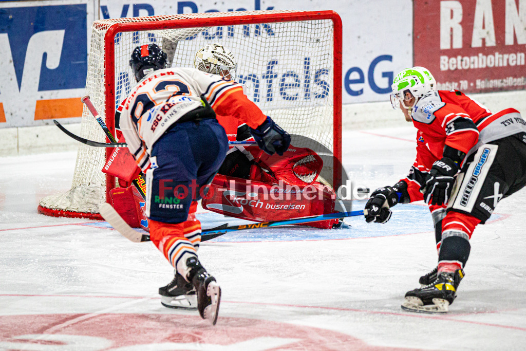 TSV Peißenberg MINERS vs ESC Kempten SHARKS | Eishockey Bayernliga Herren Vorrunde 2024/2025, TSV Peißenberg MINERS vs ESC Kempten SHARKS, 20241018,Schuss von Maximilian SCHÄFFLER (SHARKS 92) geht knapp vorbei,2024-10-18 in Peißenberg (Eisstadion)Maximilian SCHÄFFLER (SHARKS 92)Copyright: WolfgangxLindner foto-lindner.de