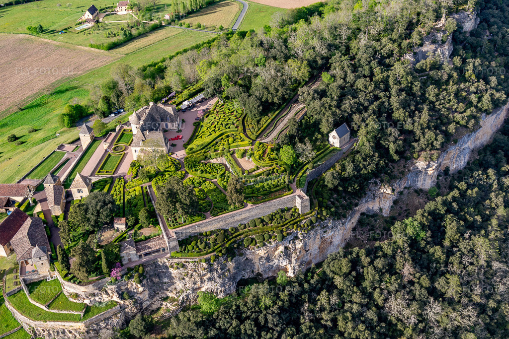 Vue aérienne: Parc du château de Marqueyssac surplombant la Dordogne à Vézac à Vézac dans le département Dordogne, France. Photo: IMG_113447.jpg prise le 16/04/2019 par Werner Riehm/FLY-FOTO.eu – Résolution de l'original: 4776 x 3184 px