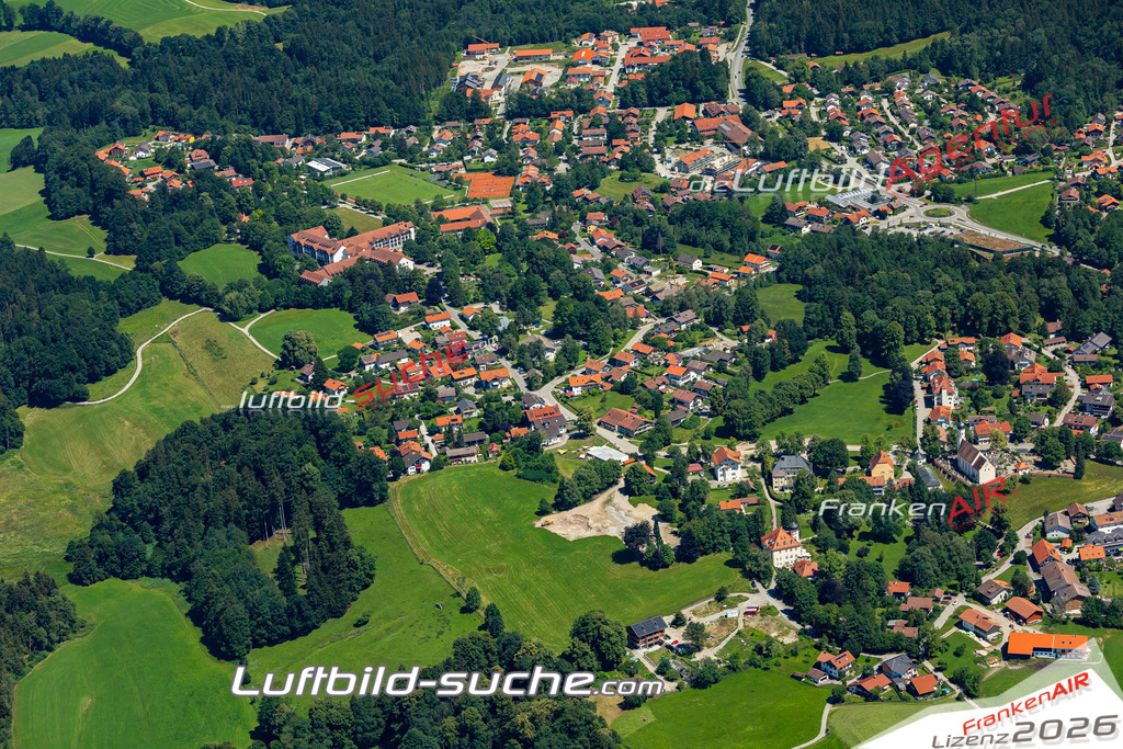Aktuelles Luftbild von  Bad Heilbrunn - Die Luftaufnahme wurde 2022 mittels UL-Flugzeug erstellt ( keine Drohne ) - hochauflösende Kamera-Systeme von  Canon -Beste Qualität - Für grossformatige Ausdrucke geeignet. Die Geschenkidee !