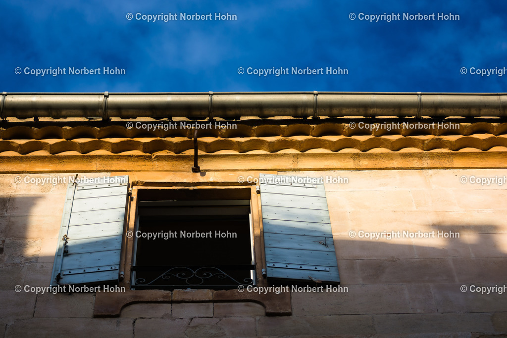 Reisefotografie - Frankreich - Provence | Geöffneter Fensterladen vor blauem Himmelszelt. - Realisiert mit Pictrs.com