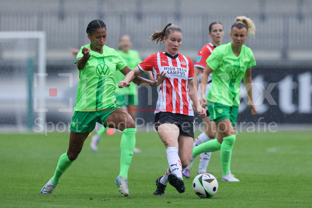 Fussball, Testspiel Frauen, VfL Wolfsburg - PSV Eindhoven | v.li.: Sveindis Jonsdottir (VfL Wolfsburg, 23) und Sisca Folkertsma (PSV Eindhoven, 6) im Zweikampf, Duell, Dynamik, Aktion, Action, Spielszene