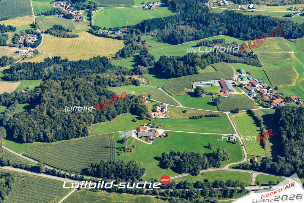 Die Luftaufnahme Stützersdorf - Tittling wurde 2021 mittels Flugzeug (keine Drohne) erstellt. Hohe Auflösung -für große Poster und Wandbilder geeignet!