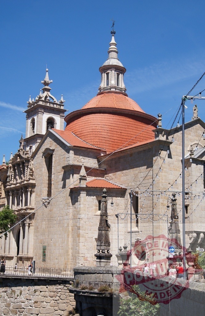 Igreja de São Gonçalo, Amarante, Portugal, historic Baroque church | Historic Igreja de São Gonçalo with its iconic dome and bridge in Amarante, Portugal - Realisiert mit Pictrs.com