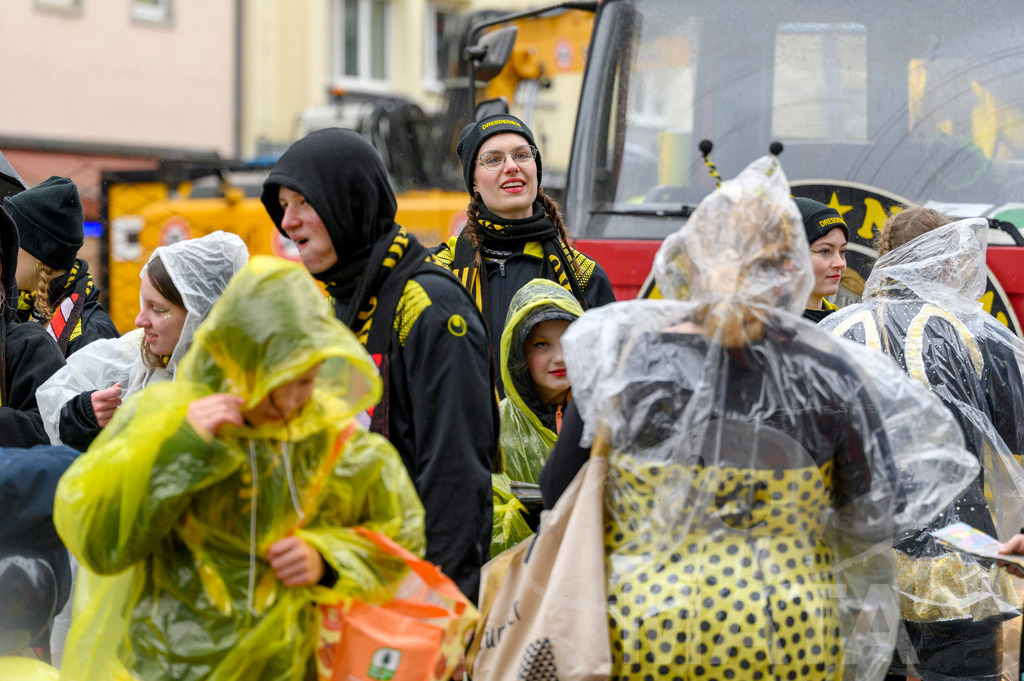_DWA2420 | Trotz Nieselregen schlängelte sich der „Gaudiwurm“ am Sonntag durch die Nürnberger Innenstadt an tausenden Faschingsfans vorbei.  Nürnberg, 11.02.2024 - Realisiert mit Pictrs.com