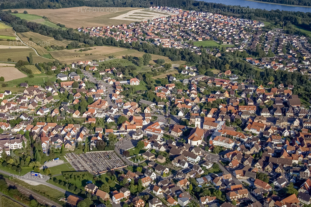 Aerial view: View of the town from the southwest in Drusenheim in the state Bas-Rhin, France. – Photo: IMG_8126.jpg taken on 09/15/2007 by Werner Riehm/FLY-FOTO.com – Resolution of the original: 2906 x 1938 px