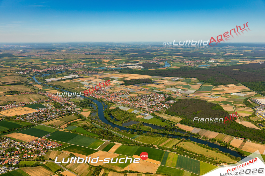 Luftaufnahme der Stadt Albertshofen - Die Luftaufnahme wurde 2025 vom UL-Flugzeug heraus erstellt ( keine Drohne ) - Hochauflösende Luftaufnahme - für professionelle Ausdrucke geeignet. Die Geschenkidee !Mit Lizenz und Bildrechte bestellbar